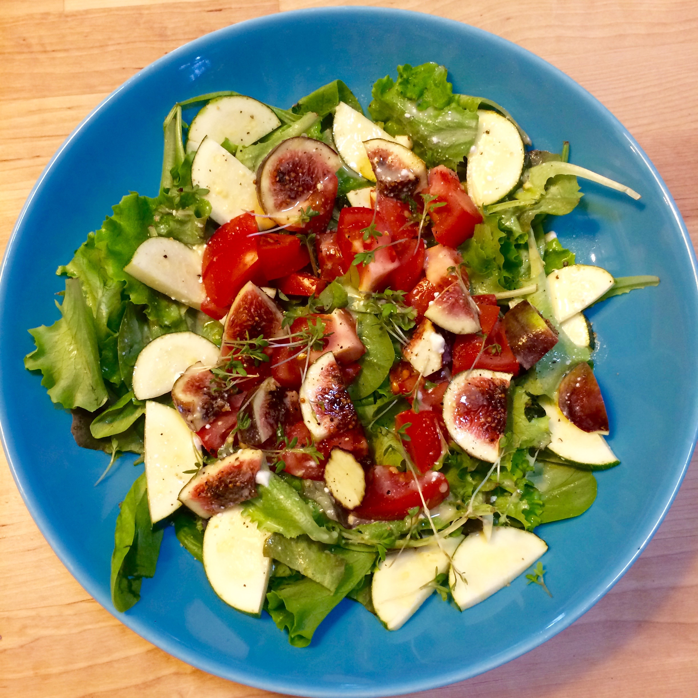 Grüner Salat Tomate Zucchini Kresse Orange Senf Essig lecker