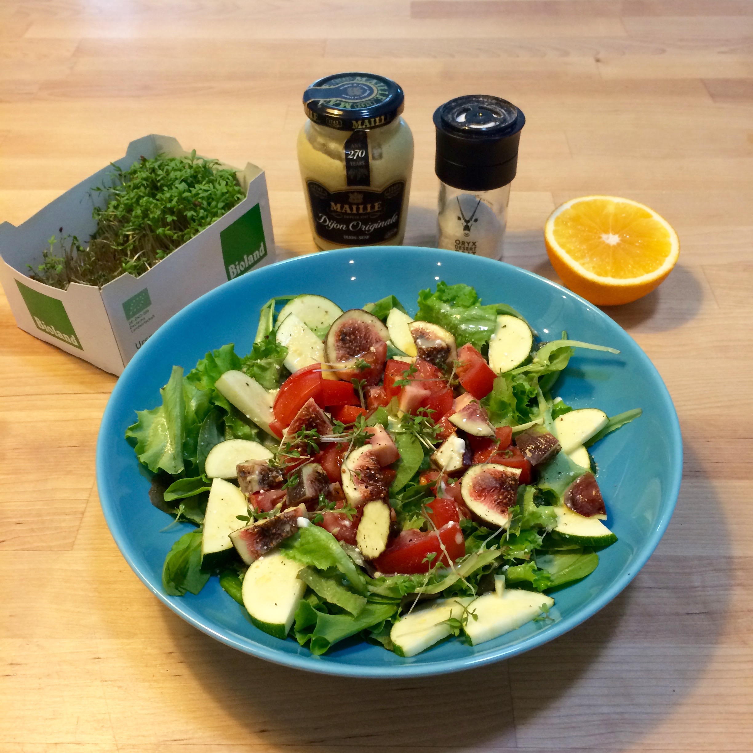 Grüner Salat Tomate Zucchini Kresse Orange Senf Essig lecker