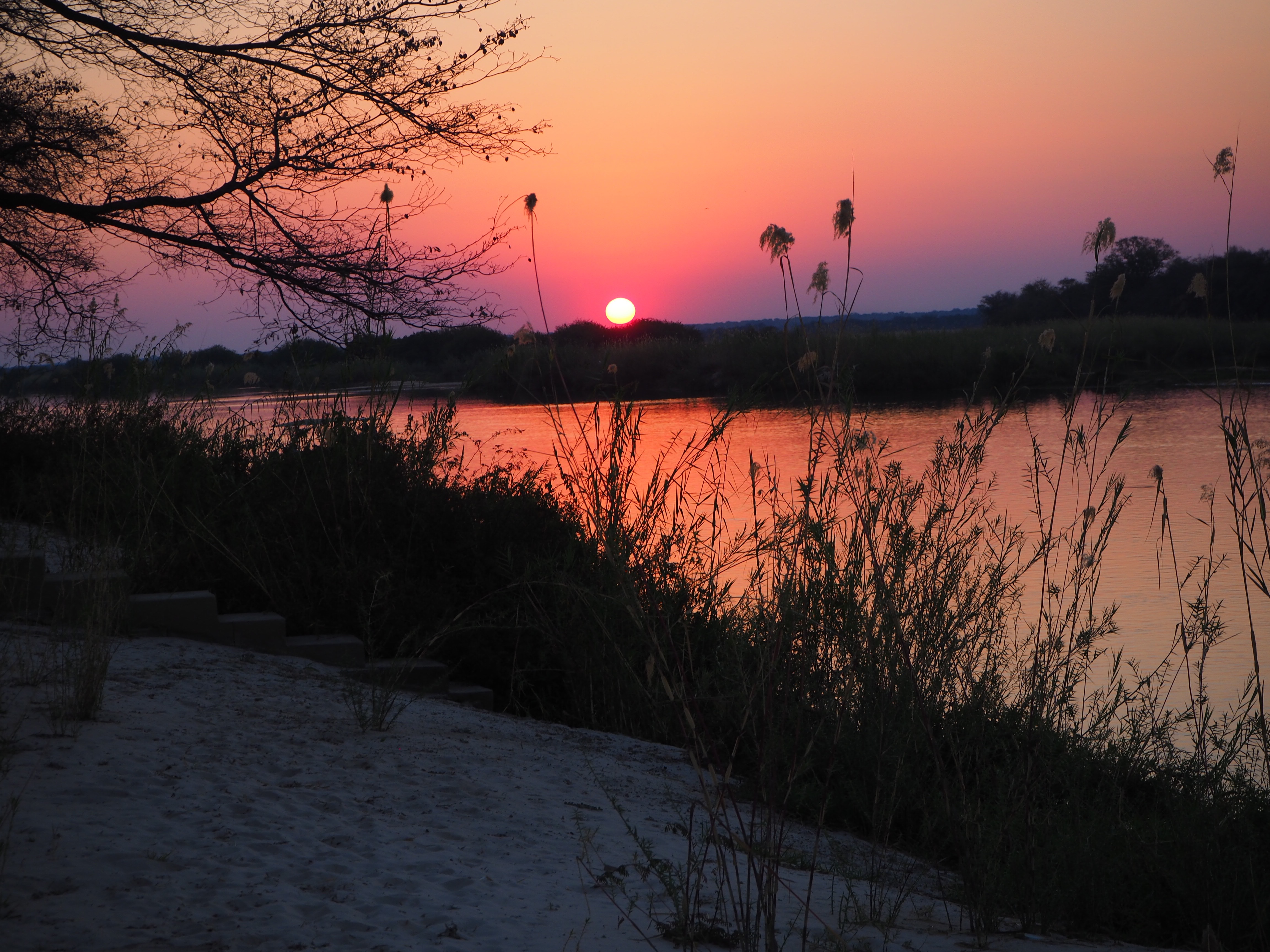 Namibia Okavango Hakusembe Lodge Fluss Strand Sonnenuntergang Sunsetcruise