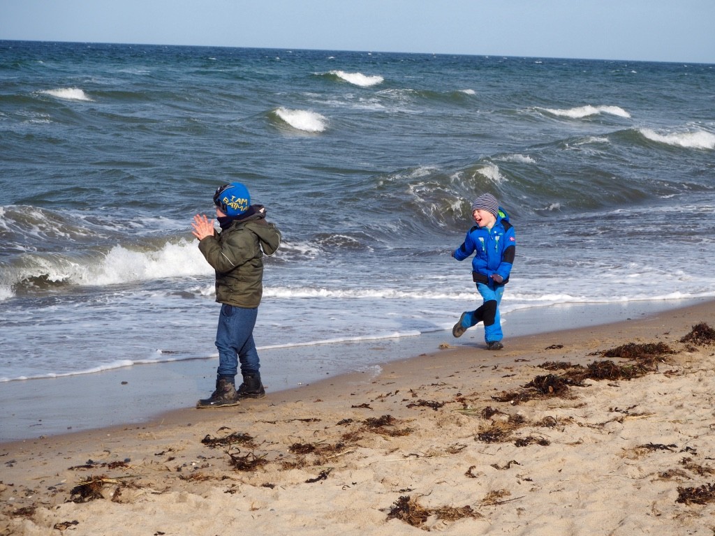 Weissenhäuser Strand Ostsee Wellen Meer Jungs spielen 